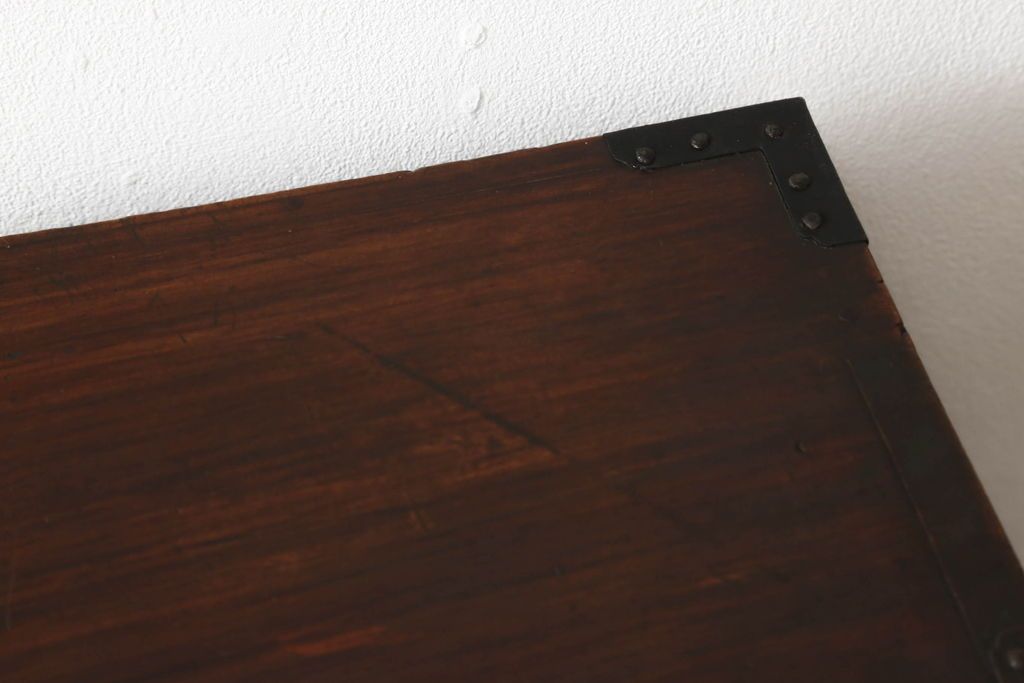 重ね箪笥を綺麗に再生!高品質リペアを施し、雰囲気を損なわないように修理。現状の雰囲気を残した仕上げに。