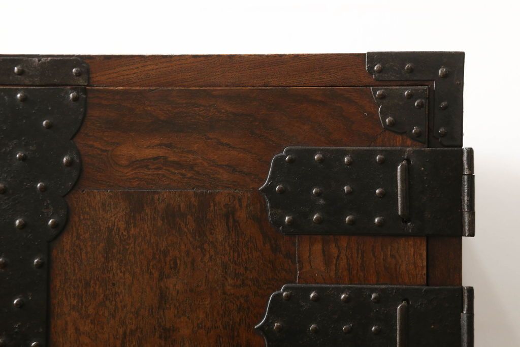 重ね箪笥を綺麗に再生!高品質リペアを施し、雰囲気を損なわないように修理。現状の雰囲気を残した仕上げに。