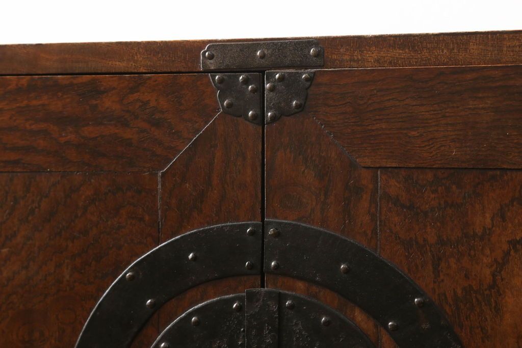 重ね箪笥を綺麗に再生!高品質リペアを施し、雰囲気を損なわないように修理。現状の雰囲気を残した仕上げに。