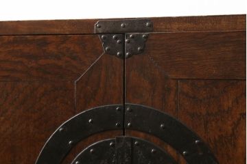 重ね箪笥を綺麗に再生!高品質リペアを施し、雰囲気を損なわないように修理。現状の雰囲気を残した仕上げに。