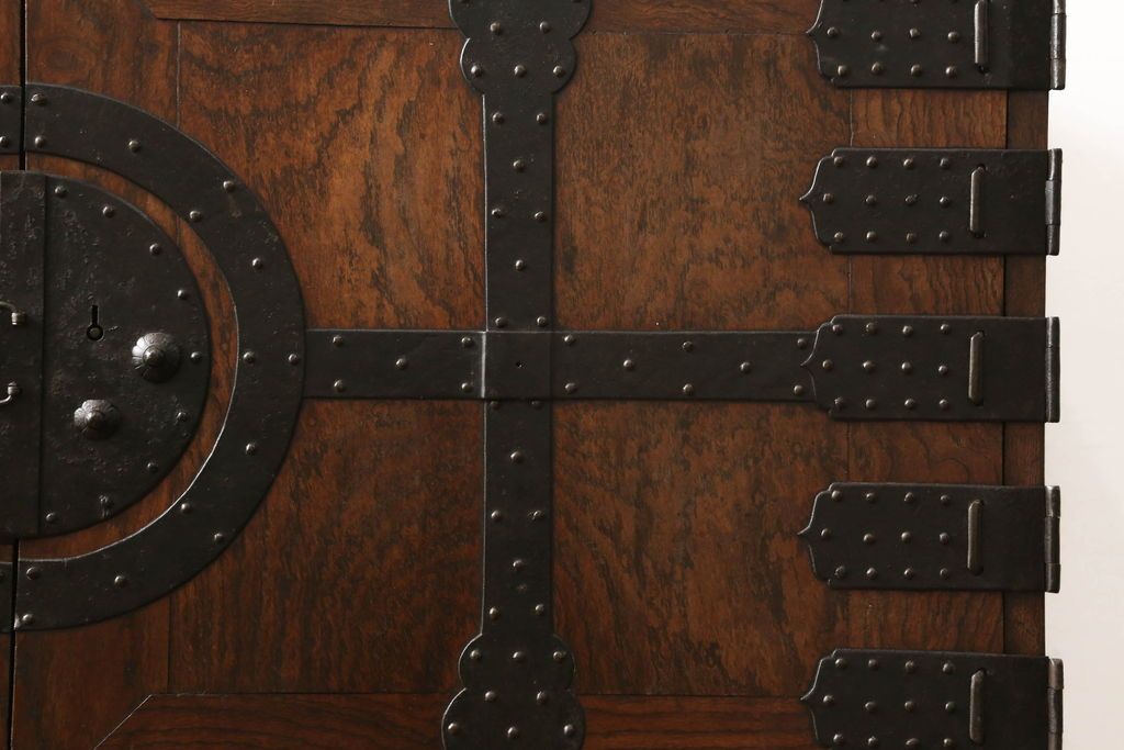 重ね箪笥を綺麗に再生!高品質リペアを施し、雰囲気を損なわないように修理。現状の雰囲気を残した仕上げに。