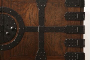 重ね箪笥を綺麗に再生!高品質リペアを施し、雰囲気を損なわないように修理。現状の雰囲気を残した仕上げに。