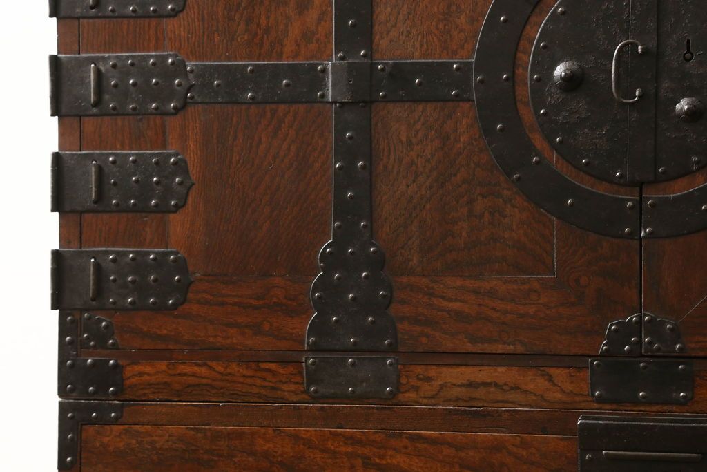 重ね箪笥を綺麗に再生!高品質リペアを施し、雰囲気を損なわないように修理。現状の雰囲気を残した仕上げに。