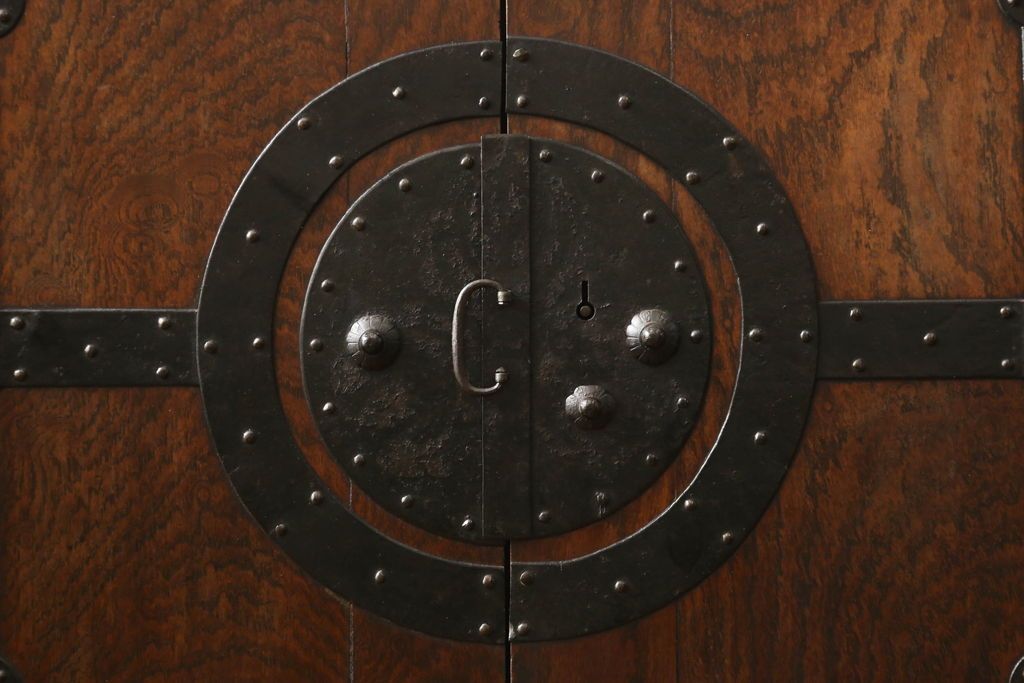 重ね箪笥を綺麗に再生!高品質リペアを施し、雰囲気を損なわないように修理。現状の雰囲気を残した仕上げに。