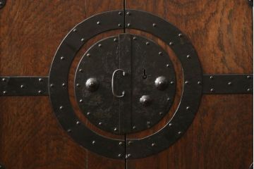 重ね箪笥を綺麗に再生!高品質リペアを施し、雰囲気を損なわないように修理。現状の雰囲気を残した仕上げに。