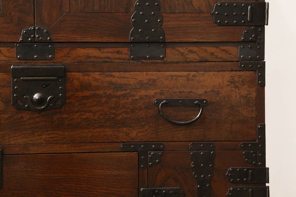 重ね箪笥を綺麗に再生!高品質リペアを施し、雰囲気を損なわないように修理。現状の雰囲気を残した仕上げに。