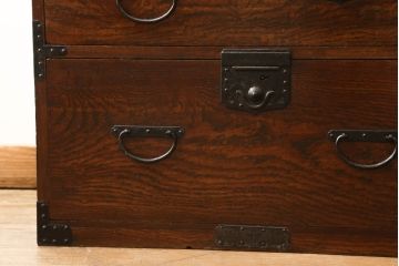 重ね箪笥を綺麗に再生!高品質リペアを施し、雰囲気を損なわないように修理。現状の雰囲気を残した仕上げに。