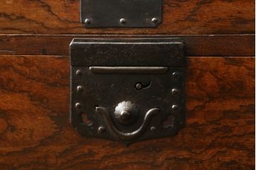 重ね箪笥を綺麗に再生!高品質リペアを施し、雰囲気を損なわないように修理。現状の雰囲気を残した仕上げに。