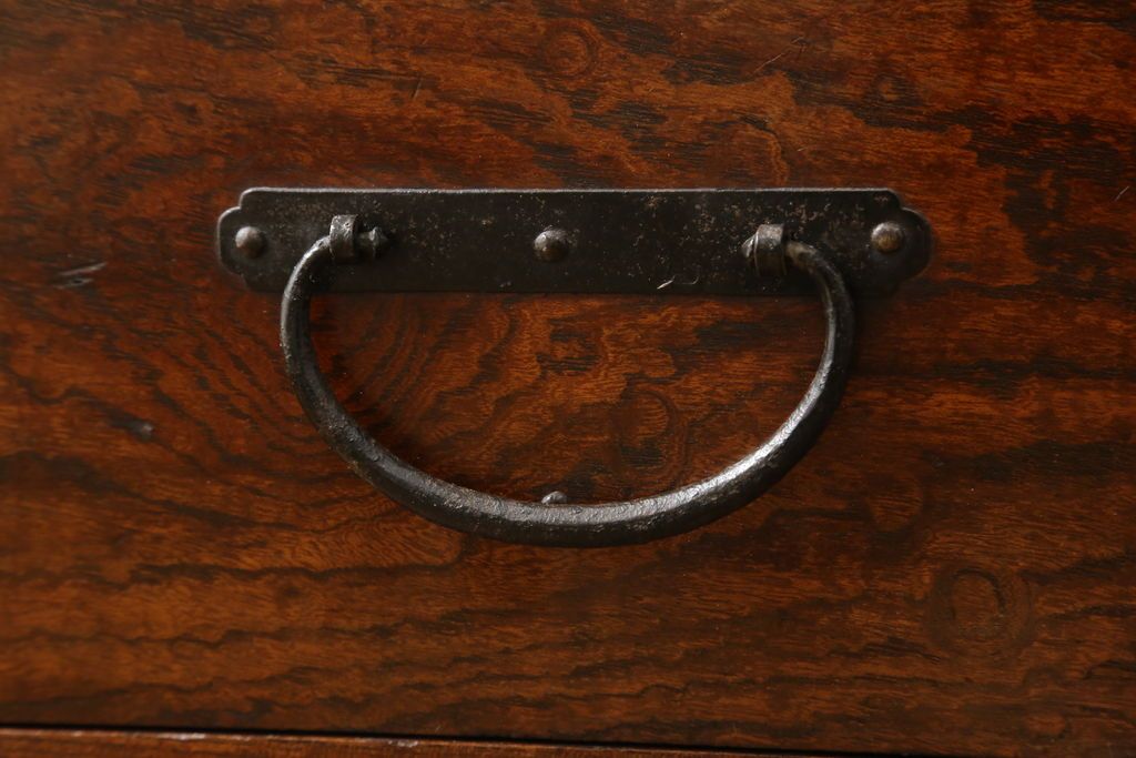 重ね箪笥を綺麗に再生!高品質リペアを施し、雰囲気を損なわないように修理。現状の雰囲気を残した仕上げに。