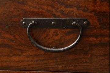 重ね箪笥を綺麗に再生!高品質リペアを施し、雰囲気を損なわないように修理。現状の雰囲気を残した仕上げに。