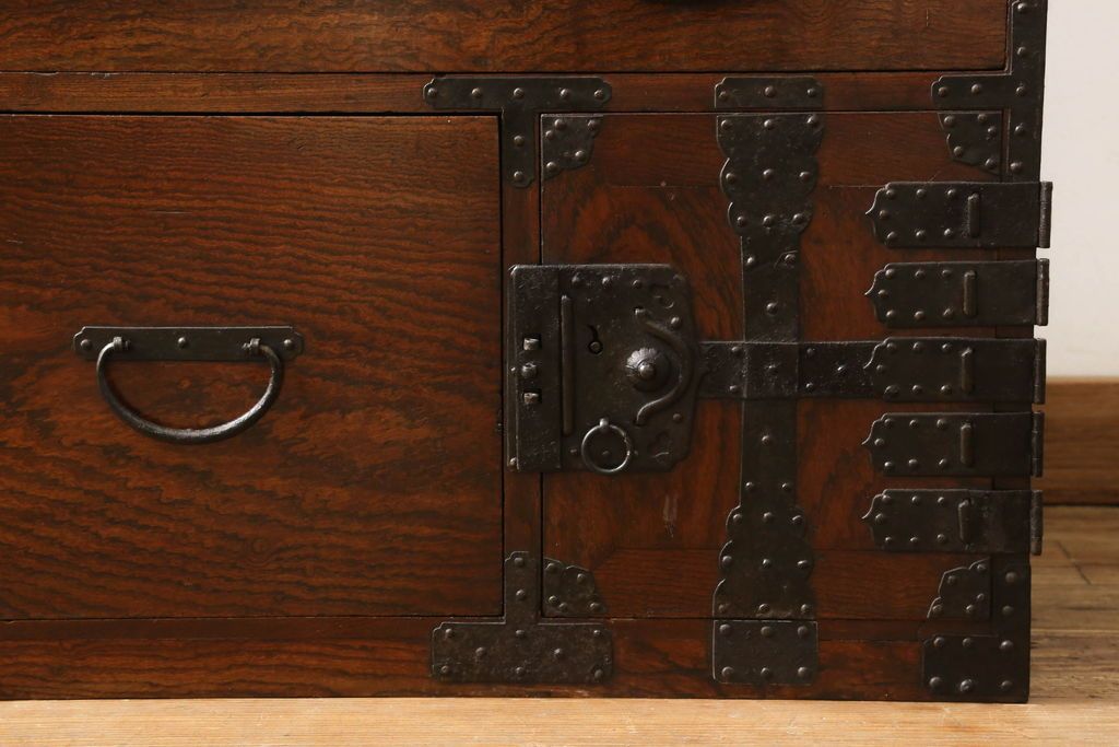 重ね箪笥を綺麗に再生!高品質リペアを施し、雰囲気を損なわないように修理。現状の雰囲気を残した仕上げに。