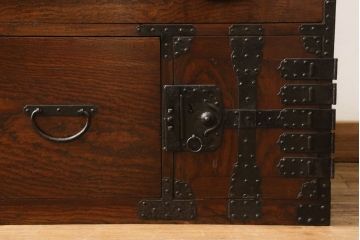 重ね箪笥を綺麗に再生!高品質リペアを施し、雰囲気を損なわないように修理。現状の雰囲気を残した仕上げに。