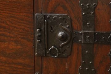 重ね箪笥を綺麗に再生!高品質リペアを施し、雰囲気を損なわないように修理。現状の雰囲気を残した仕上げに。