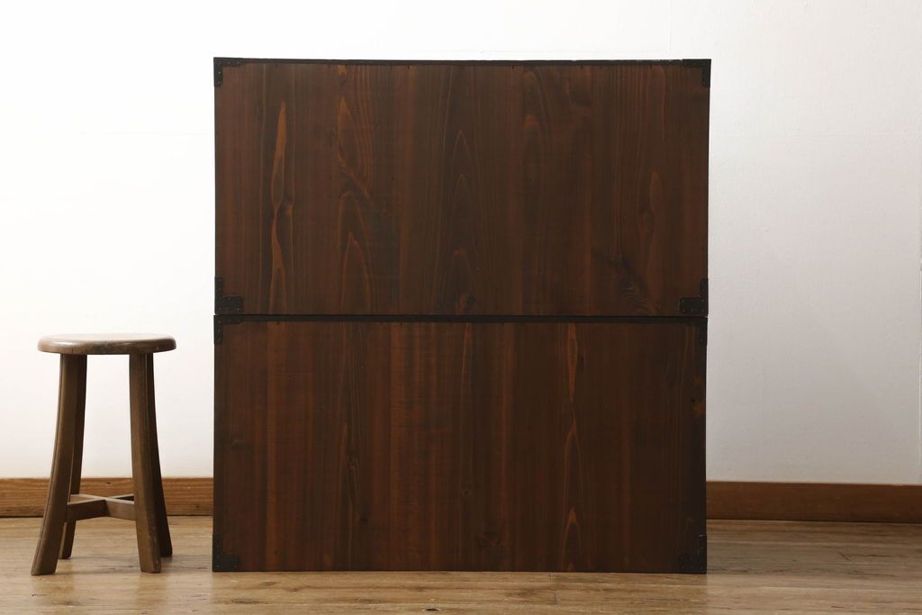 重ね箪笥を綺麗に再生!高品質リペアを施し、雰囲気を損なわないように修理。現状の雰囲気を残した仕上げに。