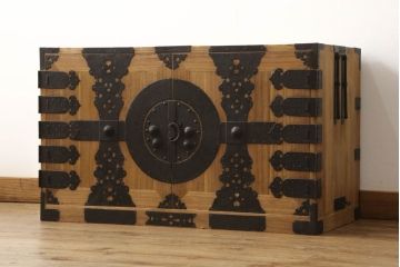 2段重ね桐箪笥をローチェストとローボードにリメイク!上段は高品質リペア。下段はヒノキ材の天板、木製脚を取り付け。どちらも木地色仕上げに。