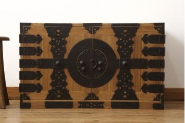 2段重ね桐箪笥をローチェストとローボードにリメイク!上段は高品質リペア。下段はヒノキ材の天板、木製脚を取り付け。どちらも木地色仕上げに。