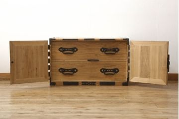 2段重ね桐箪笥をローチェストとローボードにリメイク!上段は高品質リペア。下段はヒノキ材の天板、木製脚を取り付け。どちらも木地色仕上げに。