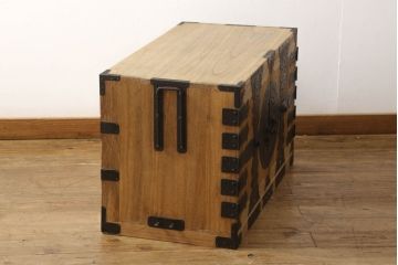 2段重ね桐箪笥をローチェストとローボードにリメイク!上段は高品質リペア。下段はヒノキ材の天板、木製脚を取り付け。どちらも木地色仕上げに。