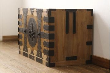 2段重ね桐箪笥をローチェストとローボードにリメイク!上段は高品質リペア。下段はヒノキ材の天板、木製脚を取り付け。どちらも木地色仕上げに。