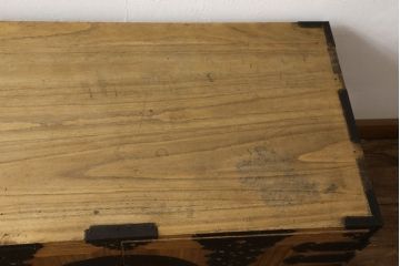 2段重ね桐箪笥をローチェストとローボードにリメイク!上段は高品質リペア。下段はヒノキ材の天板、木製脚を取り付け。どちらも木地色仕上げに。