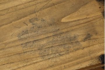 2段重ね桐箪笥をローチェストとローボードにリメイク!上段は高品質リペア。下段はヒノキ材の天板、木製脚を取り付け。どちらも木地色仕上げに。