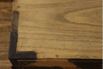 2段重ね桐箪笥をローチェストとローボードにリメイク!上段は高品質リペア。下段はヒノキ材の天板、木製脚を取り付け。どちらも木地色仕上げに。