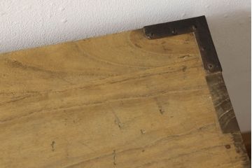 2段重ね桐箪笥をローチェストとローボードにリメイク!上段は高品質リペア。下段はヒノキ材の天板、木製脚を取り付け。どちらも木地色仕上げに。