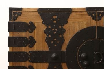 2段重ね桐箪笥をローチェストとローボードにリメイク!上段は高品質リペア。下段はヒノキ材の天板、木製脚を取り付け。どちらも木地色仕上げに。