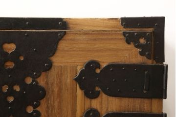 2段重ね桐箪笥をローチェストとローボードにリメイク!上段は高品質リペア。下段はヒノキ材の天板、木製脚を取り付け。どちらも木地色仕上げに。