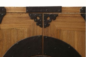 2段重ね桐箪笥をローチェストとローボードにリメイク!上段は高品質リペア。下段はヒノキ材の天板、木製脚を取り付け。どちらも木地色仕上げに。