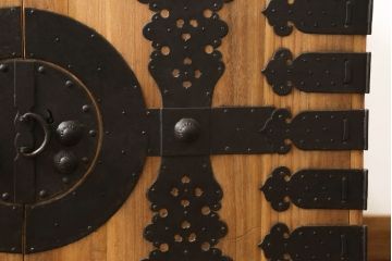 2段重ね桐箪笥をローチェストとローボードにリメイク!上段は高品質リペア。下段はヒノキ材の天板、木製脚を取り付け。どちらも木地色仕上げに。