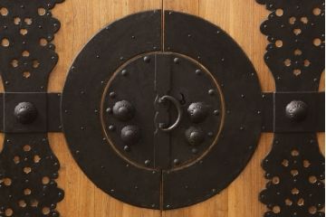 2段重ね桐箪笥をローチェストとローボードにリメイク!上段は高品質リペア。下段はヒノキ材の天板、木製脚を取り付け。どちらも木地色仕上げに。