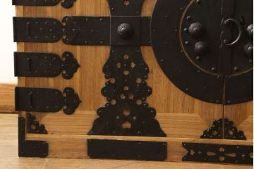 2段重ね桐箪笥をローチェストとローボードにリメイク!上段は高品質リペア。下段はヒノキ材の天板、木製脚を取り付け。どちらも木地色仕上げに。