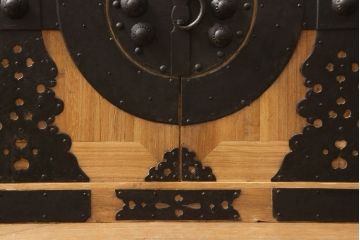 2段重ね桐箪笥をローチェストとローボードにリメイク!上段は高品質リペア。下段はヒノキ材の天板、木製脚を取り付け。どちらも木地色仕上げに。