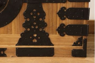 2段重ね桐箪笥をローチェストとローボードにリメイク!上段は高品質リペア。下段はヒノキ材の天板、木製脚を取り付け。どちらも木地色仕上げに。