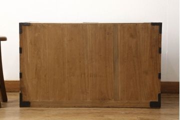 2段重ね桐箪笥をローチェストとローボードにリメイク!上段は高品質リペア。下段はヒノキ材の天板、木製脚を取り付け。どちらも木地色仕上げに。