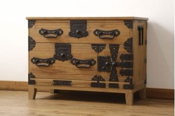 2段重ね桐箪笥をローチェストとローボードにリメイク!上段は高品質リペア。下段はヒノキ材の天板、木製脚を取り付け。どちらも木地色仕上げに。