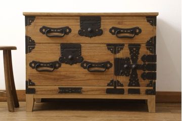 2段重ね桐箪笥をローチェストとローボードにリメイク!上段は高品質リペア。下段はヒノキ材の天板、木製脚を取り付け。どちらも木地色仕上げに。