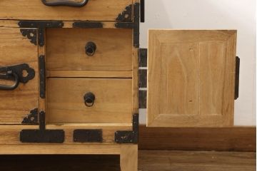 2段重ね桐箪笥をローチェストとローボードにリメイク!上段は高品質リペア。下段はヒノキ材の天板、木製脚を取り付け。どちらも木地色仕上げに。