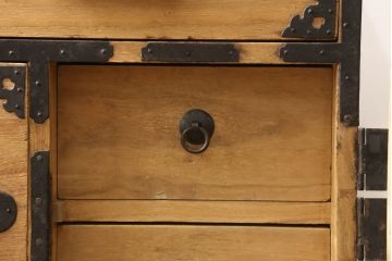 2段重ね桐箪笥をローチェストとローボードにリメイク!上段は高品質リペア。下段はヒノキ材の天板、木製脚を取り付け。どちらも木地色仕上げに。