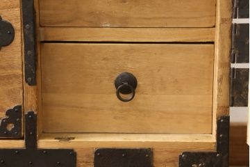 2段重ね桐箪笥をローチェストとローボードにリメイク!上段は高品質リペア。下段はヒノキ材の天板、木製脚を取り付け。どちらも木地色仕上げに。