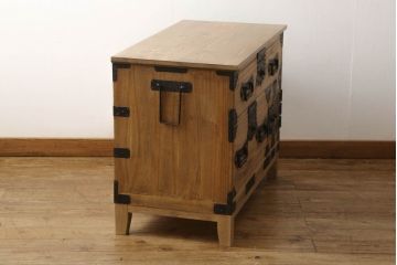 2段重ね桐箪笥をローチェストとローボードにリメイク!上段は高品質リペア。下段はヒノキ材の天板、木製脚を取り付け。どちらも木地色仕上げに。