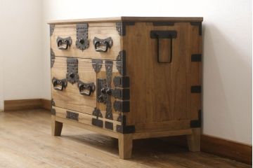 2段重ね桐箪笥をローチェストとローボードにリメイク!上段は高品質リペア。下段はヒノキ材の天板、木製脚を取り付け。どちらも木地色仕上げに。