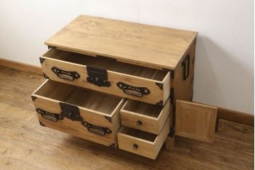 2段重ね桐箪笥をローチェストとローボードにリメイク!上段は高品質リペア。下段はヒノキ材の天板、木製脚を取り付け。どちらも木地色仕上げに。