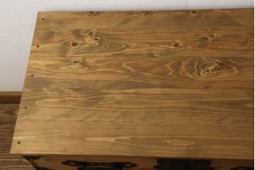 2段重ね桐箪笥をローチェストとローボードにリメイク!上段は高品質リペア。下段はヒノキ材の天板、木製脚を取り付け。どちらも木地色仕上げに。