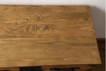 2段重ね桐箪笥をローチェストとローボードにリメイク!上段は高品質リペア。下段はヒノキ材の天板、木製脚を取り付け。どちらも木地色仕上げに。