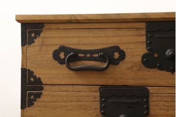 2段重ね桐箪笥をローチェストとローボードにリメイク!上段は高品質リペア。下段はヒノキ材の天板、木製脚を取り付け。どちらも木地色仕上げに。