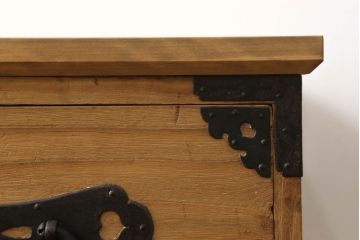 2段重ね桐箪笥をローチェストとローボードにリメイク!上段は高品質リペア。下段はヒノキ材の天板、木製脚を取り付け。どちらも木地色仕上げに。