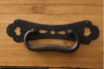 2段重ね桐箪笥をローチェストとローボードにリメイク!上段は高品質リペア。下段はヒノキ材の天板、木製脚を取り付け。どちらも木地色仕上げに。