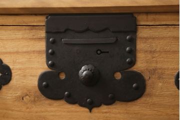 2段重ね桐箪笥をローチェストとローボードにリメイク!上段は高品質リペア。下段はヒノキ材の天板、木製脚を取り付け。どちらも木地色仕上げに。